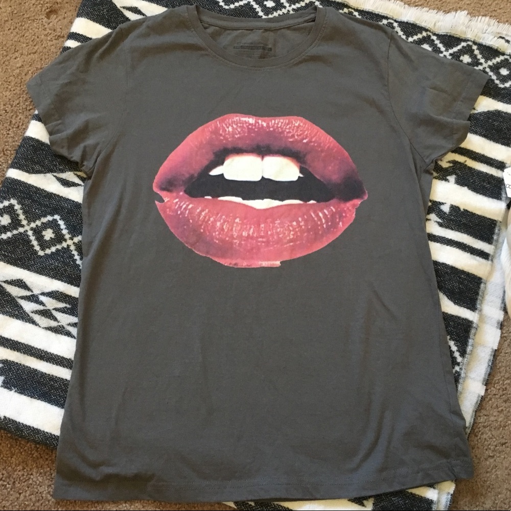 Sz L Design By Humans tee Lip Lips Print new